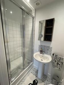 een badkamer met een douche en een wastafel bij Merryfield Lodge in Kent