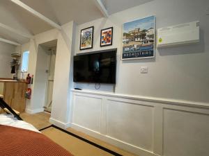 een woonkamer met een flatscreen-tv aan de muur bij Merryfield Lodge in Kent