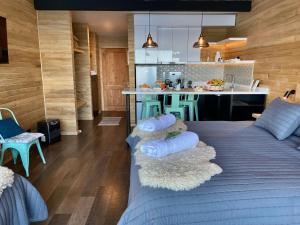 una sala de estar con una cama con almohadas. en "Los laureles" vista al lago, en Frutillar
