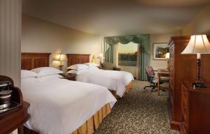 DoubleTree by Hilton Lisle Naperville客房内的一张或多张床位