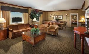 un soggiorno con divani e una sala da pranzo di DoubleTree by Hilton Lisle Naperville a Lisle