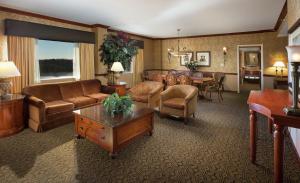 TV a/nebo společenská místnost v ubytování DoubleTree by Hilton Lisle Naperville