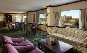 DoubleTree by Hilton Lisle Naperville的休息区