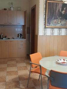 cocina y comedor con mesa y sillas en Apartmany a Chata Agy en Hrabušice