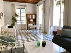 een woonkamer met een bank en een tafel bij VillaMaria in Alicante