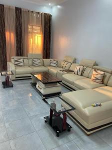 - un salon avec un canapé et une table basse dans l'établissement Best House Kimironko, à Kigali