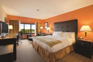 DoubleTree by Hilton Springfield في سبرينغفيلد: غرفه فندقيه سرير كبير وتلفزيون