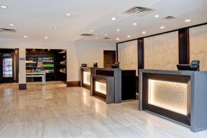 东叙拉古瑟拉丘斯希尔顿合博套房酒店的一间设有美发沙龙的商店的大堂 更多37张照片