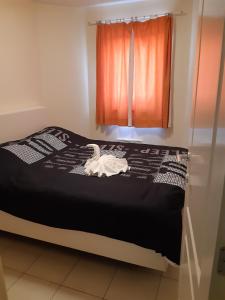 Un dormitorio con una cama con un cisne. en Residentie Lumina en Middelkerke
