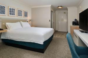 um quarto de hotel com uma cama e uma televisão em Hilton Garden Inn Napa em Napa