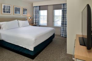 um quarto de hotel com uma cama e uma televisão de ecrã plano em Hilton Garden Inn Napa em Napa