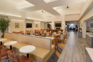 um restaurante com mesas e cadeiras e uma cafetaria em Homewood Suites by Hilton Las Vegas Airport em Las Vegas