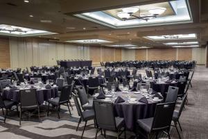 una grande stanza con tavoli e sedie in una sala di Doubletree By Hilton Billings a Billings