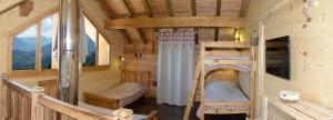 a bedroom with two bunk beds in a cabin at L'Ecrin des Granges-Le Roc in Villarembert