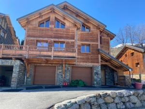 a log home with two garage at L'Ecrin des Granges-Le Roc in Villarembert