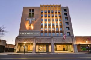 un edificio con un reloj en la parte delantera en Homewood Suites by Hilton Birmingham Downtown Near UAB en Birmingham