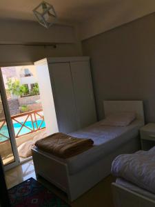 Habitación pequeña con cama y balcón. en Sea View -SunnyDahab Resort en Dahab