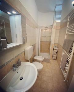 a bathroom with a white sink and a toilet at Casa Via Roma in Intra