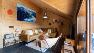 a living room with a couch and a tv at Les Aiguilles 201 - sublime Appt - 7 pers in Saint-Sorlin-dʼArves