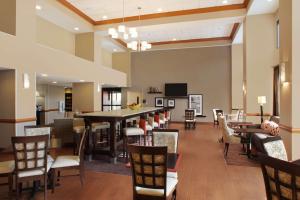 une grande salle à manger avec une table et des chaises dans l'établissement Hampton Inn & Suites Port St. Lucie, à Port Sainte-Lucie