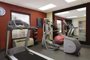 - une salle de sport avec 2 tapis de course et un miroir dans l'établissement Hampton Inn & Suites Port St. Lucie, à Port Sainte-Lucie