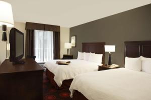 um quarto de hotel com duas camas e uma televisão de ecrã plano em Hampton Inn & Suites Port St. Lucie em Port Saint Lucie