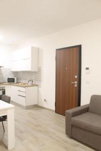 a living room with a couch and a kitchen at Appartamento San Vitale in Bologna