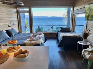 uma sala de estar com vista para o oceano em Los laureles em Frutillar
