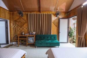 Giường trong phòng chung tại Tam Coc Charming Bungalow