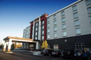 ein großes Gebäude mit davor geparkt in der Unterkunft Hampton Inn & Suites by Hilton Thunder Bay in Thunder Bay