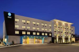 un edificio de oficinas con un edificio iluminado en Tru By Hilton York Pa en York