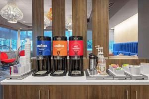 een toonbank met een hoop producten erop bij Tru By Hilton Cleveland Midtown in Cleveland