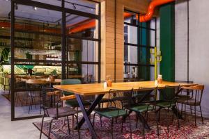 a dining room with tables and chairs in a restaurant at Hotel COTA1110 in Beli Iskar