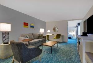 sala de estar con sofá y mesa en Hampton Inn Oceanfront Jacksonville Beach en Jacksonville Beach