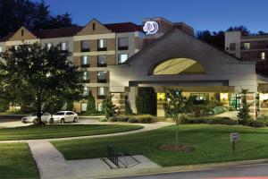 un bâtiment d'hôtel avec une voiture garée devant lui dans l'établissement DoubleTree by Hilton Biltmore/Asheville, à Asheville