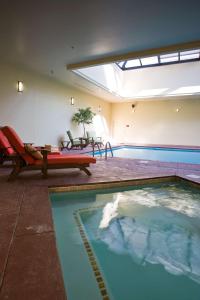 una piscina en una habitación con un banco y una mesa en DoubleTree by Hilton Biltmore/Asheville en Asheville