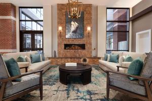 Embassy Suites By Hilton Wilmington Riverfront的休息区