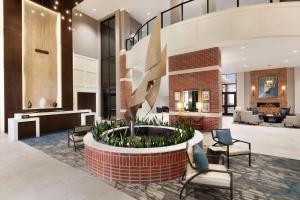 Embassy Suites By Hilton Wilmington Riverfront的休息区