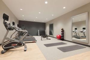 Embassy Suites By Hilton Wilmington Riverfront的健身中心和/或健身设施