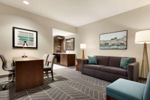 Embassy Suites By Hilton Wilmington Riverfront的休息区