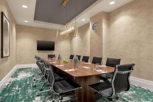 Embassy Suites By Hilton Wilmington Riverfront的电视和/或娱乐中心