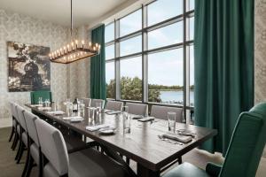 Embassy Suites By Hilton Wilmington Riverfront餐厅或其他用餐的地方
