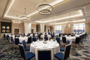 Embassy Suites By Hilton Wilmington Riverfront餐厅或其他用餐的地方