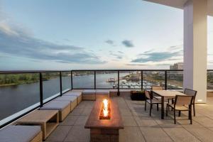 Embassy Suites By Hilton Wilmington Riverfront的阳台或露台