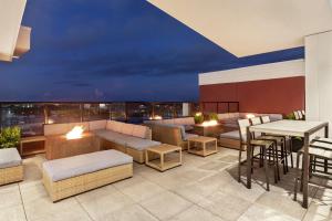 Embassy Suites By Hilton Wilmington Riverfront的休息区