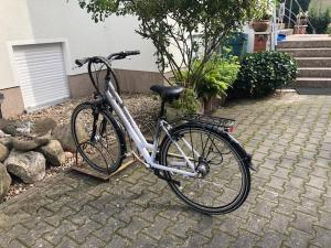 ein Fahrrad wird auf einem Backsteinweg geparkt in der Unterkunft Ferien in Potsdam in Potsdam