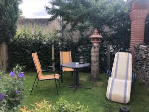 una mesa y sillas en un patio con una casa de aves en Ferien in Potsdam, en Potsdam