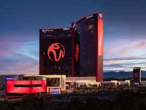 un grande edificio con un cartello sul lato di Conrad Las Vegas At Resorts World a Las Vegas