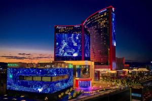 拉斯維加斯的住宿－Conrad Las Vegas At Resorts World，一座大建筑,晚上有蓝色的灯光
