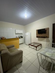 a living room with a couch and a table at Recanto Sonho - PX Palmas Brasil in Palmas